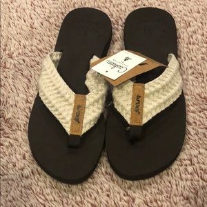 B2G1 Reef Cushion Threads Flip Flops NWT